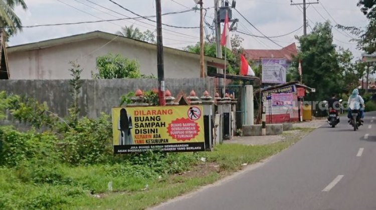 Heboh! Poster Sumpah Kesurupan-Miskin 7 Turunan, Warga Enggan Buang Sampah Sembarangan di Lokasi Ini