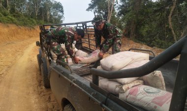 Satgas TMMD Ke-112 Gotong Royong Bawa Material ke Lokasi, Semangat!