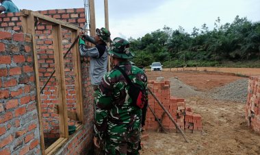 Kusen Jendela Rumah Guru Honor Dipasang, Dansatgas TMMD: Kekompakan Mendorong Budaya Gotong-royong
