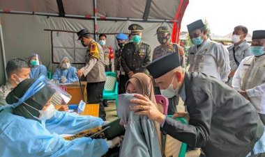 Usai Virtual Bersama Panglima TNI dan Kapolri, Bupati Kerinci Lanjut Pantau Pelaksanaan Vaksinasi