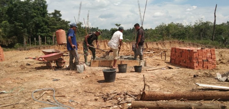 Satgas TMMD dan Warga Tebo-Jambi Gotong Royong Bangun Rumah Guru Honorer, Dandim: Budaya Ini Terus Dilestarikan