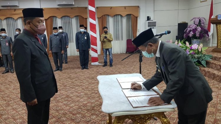 Nyaris Tengah Malam, Fajarman Dilantik Menjadi PJ Sekda Merangin