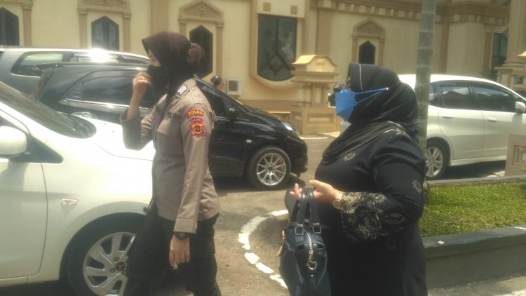Usai Diperiksa KPK, Istri Mantan Gubernur Jambi Ini Lebih Memilih Bungkam