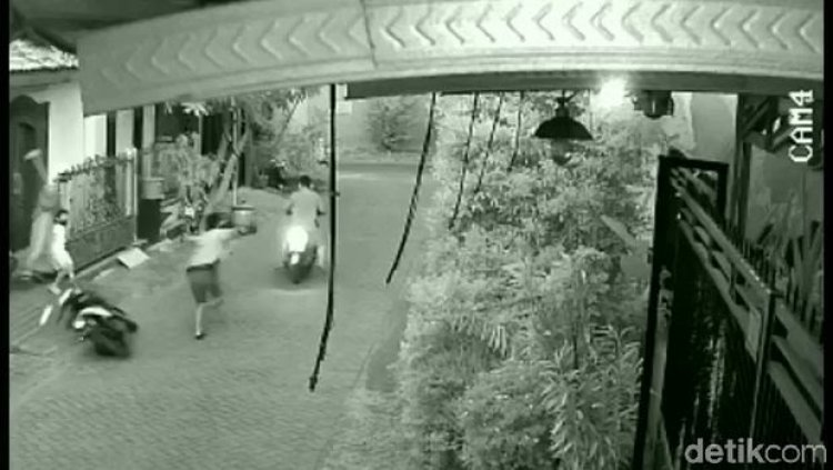 Viral! Emak-emak Muda Cegah Pencurian Motor Gunakan Jurus Sapu