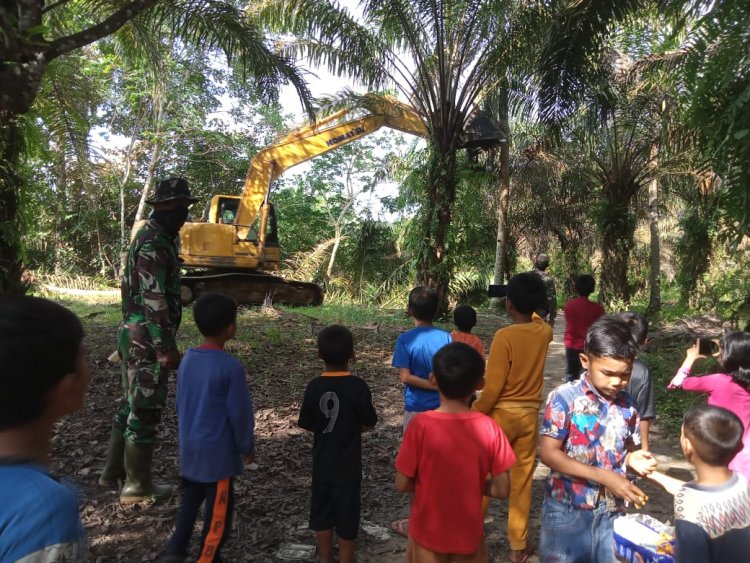 Satgas TMMD di Tebo Berikan Kisah Dongeng ke Anak-anak yang lagi Nonton Pekerjaan Alat Berat