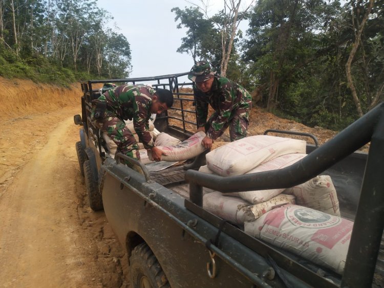 Satgas TMMD Ke-112 Gotong Royong Bawa Material ke Lokasi, Semangat!