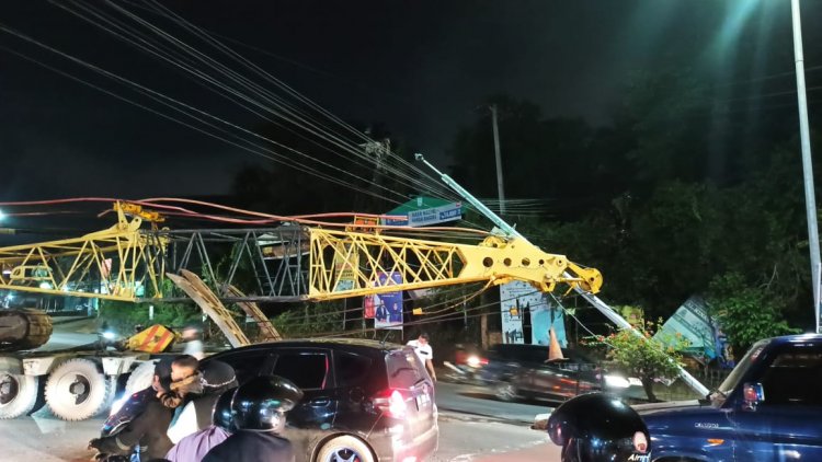 Truk Muatan Crane Tabrak Tiang CCTV Lampu Merah, Lalu Lintas Macet Panjang