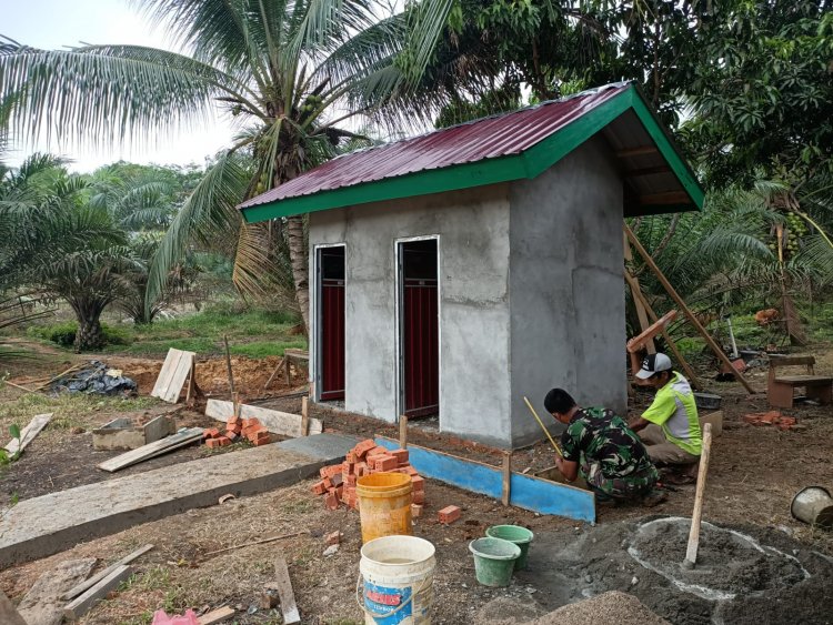 Pembangunan MCK, Satgas TMMD Tebo-Jambi: Pengecoran Lantai dan Didukung Warga