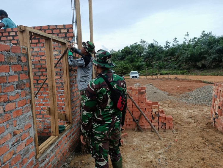 Kusen Jendela Rumah Guru Honor Dipasang, Dansatgas TMMD: Kekompakan Mendorong Budaya Gotong-royong