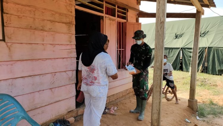 Edukasi Warga agar Patuhi Prokes Covid-19, Satgas TMMD Tebo-Jambi Juga Bagikan Masker