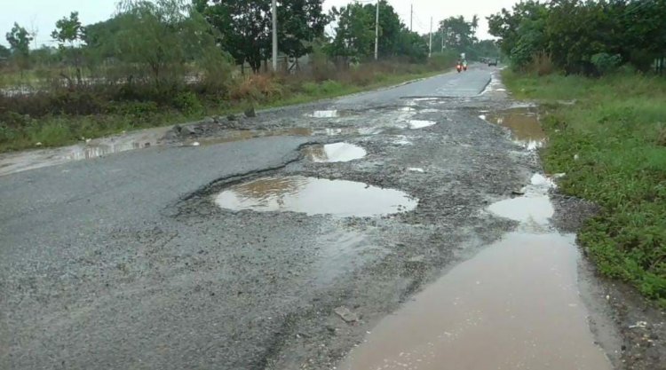 Parah, Jalan Poros Petaling Muarojambi Bisa Dibuat Kolam