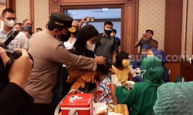 Gerrrrr! Momen Kapolda Jateng Tenangkan Emak-emak Panik Saat Disuntik: Sudah, eh Belum kok Belum, Belum disuntik...