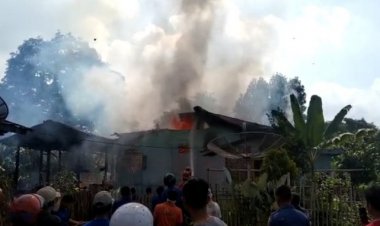 Duh! Rumah Nenek Watini Warga Bungo-Jambi Terbakar Hebat