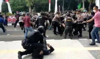 Duh! Oknum Polisi Banting Mahasiswa Hingga Kejang-kejang dalam Demo HUT Tangerang ke-389