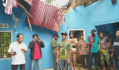 Diterpa Angin Kencang, Rumah Warga di Sekernan Hancur Tertimpa Pohon