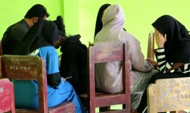 Bikin Geram! Sekelompok Siswi SMAN Persekusi Seorang Siswa, yang Lain Merekam dan Viral