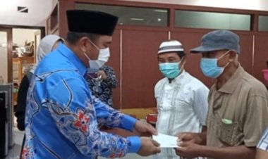 Bupati H Mashuri Serahkan Zakat Konsumtif ke Mustahiq dari BAZNAS
