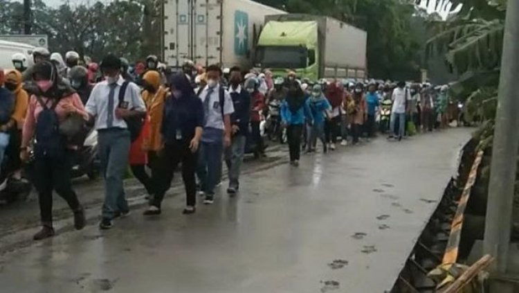 Viral! Jalan Baru Dicor di Tangerang Hancur Diinjak-injak Dilewati Warga-Kendaraan, Kadis PU: Itu Kerjaan Balai Jalan