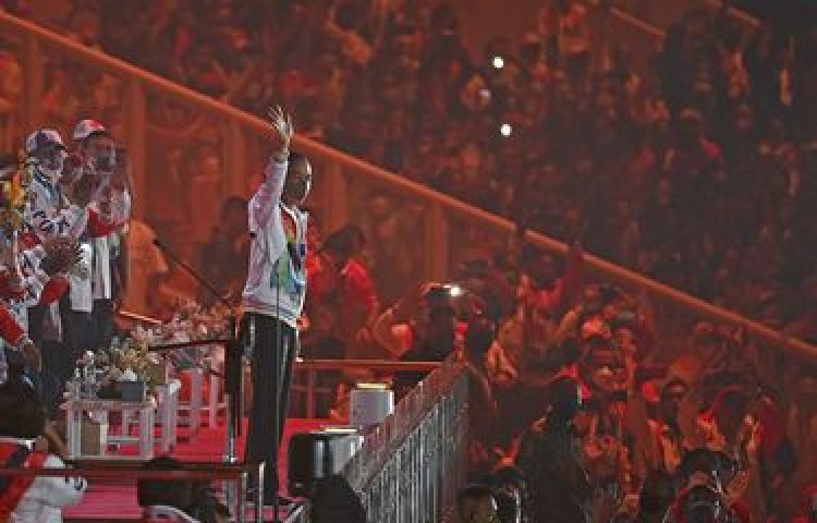 Resmi Buka PON XX di Papua, Jokowi Unjuk Kebolehan Main Bola dan Tabuh Tifa