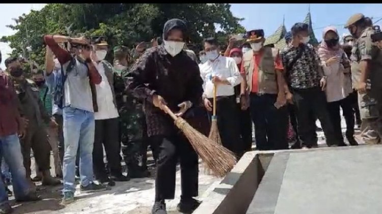 Aksi Risma Nyapu Halaman Makam Syekh Burhanuddin Ulakan di Sumbar Viral, Tapi Pejabatnya Hanya Menonton Saja