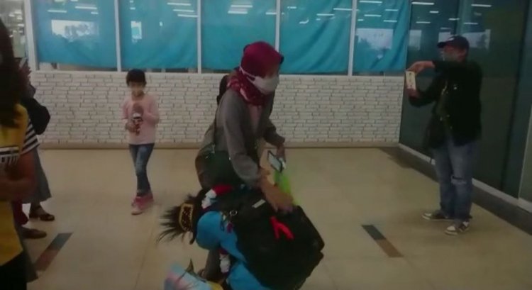 Haru, Atlet Wushu Peraih Medali Emas Asal Jambi Ini Langsung Sujud di Kaki Orang Tuanya