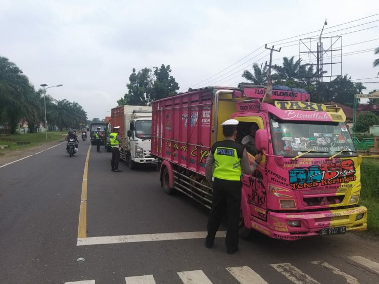 Nekat Melintas Siang Hari, 80 Truk Batu Bara Ditilang Polisi