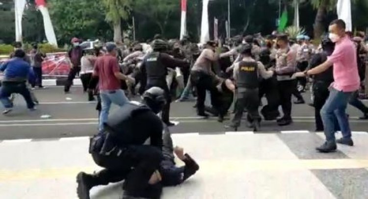Duh! Oknum Polisi Banting Mahasiswa Hingga Kejang-kejang dalam Demo HUT Tangerang ke-389