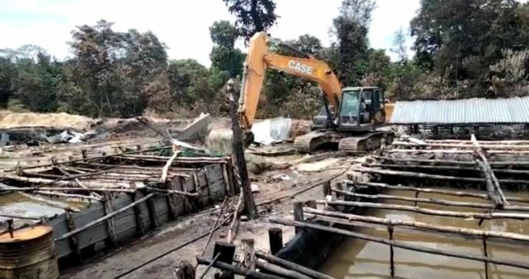 Sudah Hangus Terbakar, Gudang Minyak Ilegal di Muarojambi Ini Malah Diratakan Tim Gabungan