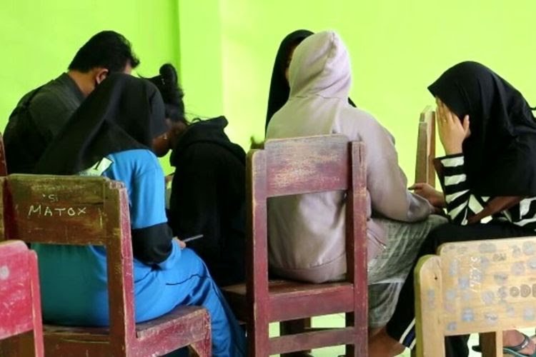 Bikin Geram! Sekelompok Siswi SMAN Persekusi Seorang Siswa, yang Lain Merekam dan Viral