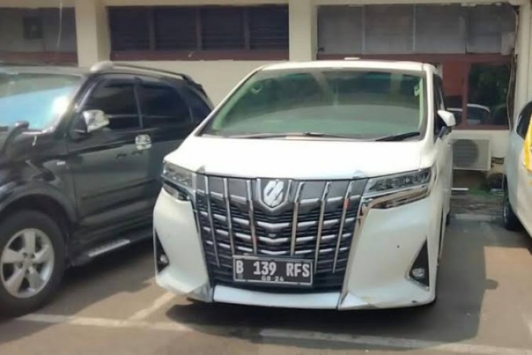 Warna Mobil Alphardnya Berubah Jadi Putih, Begini Alasan Rachel Vennya