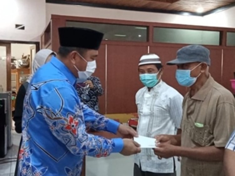 Bupati H Mashuri Serahkan Zakat Konsumtif ke Mustahiq dari BAZNAS