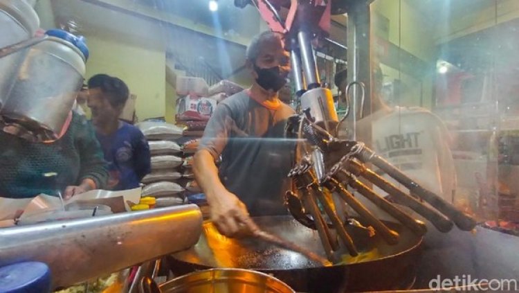 HEBOH! Pedagang Nasi Goreng Ini Dibantu Robot, dan Viral di Medsos
