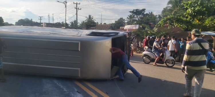Pulang Bertanding, Mobil Kesebelasan Persikota Sungaipenuh Terbalik di Bangko, Belasan Orang Dilarikan ke RSUD