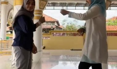 Viral! Dua Wanita Berjilbab Ini Bikin Konten Joget TikTok di Masjid Sampang Madura