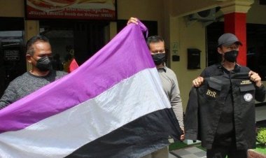 Viral! Puluhan Geng Motor Berjaket "Black Baron" Serang 2 Pengendara Secara Membabi-buta