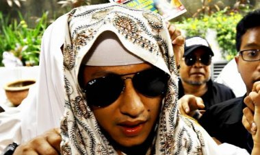 Viral! Video Habib Bahar Smith Mesra saat Karaokean, Netizen Pun Bereaksi....