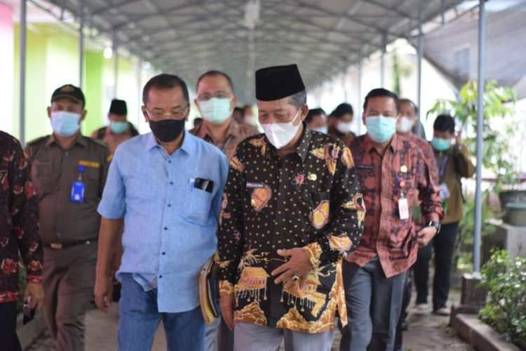 Kunjungi Panti Sosial, Wagub Jambi : Melihat Bapak Ibu Mengingatkan Akan Jasa Orangtua Kami