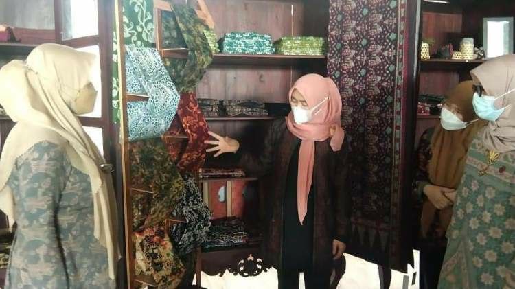 Jelang Pameran, Hesti Haris Seleksi Produk Unggulan