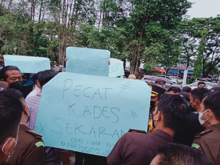 Sadis, Kades Koto Renah Tak Bayar Gaji Perangkat Desa Selama 2 Tahun, Warga Demo Kejari Merangin