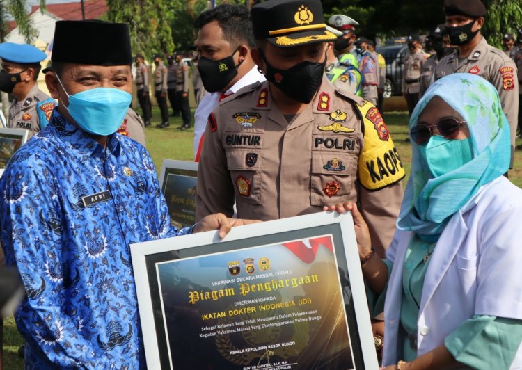 Bangga! Kapolres Bungo Jambi Berikan Penghargaan Khusus Anggota Polri & Relawan, Sukseskan Vaksinasi Covid-19 Massal