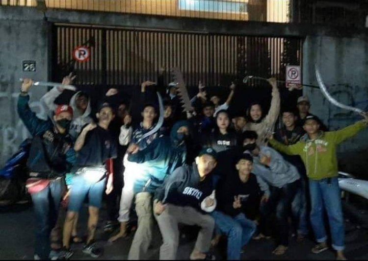 Viral! Geng Motor Live Facebook Pamer Celurit dan Golok Keliling Sukabumi