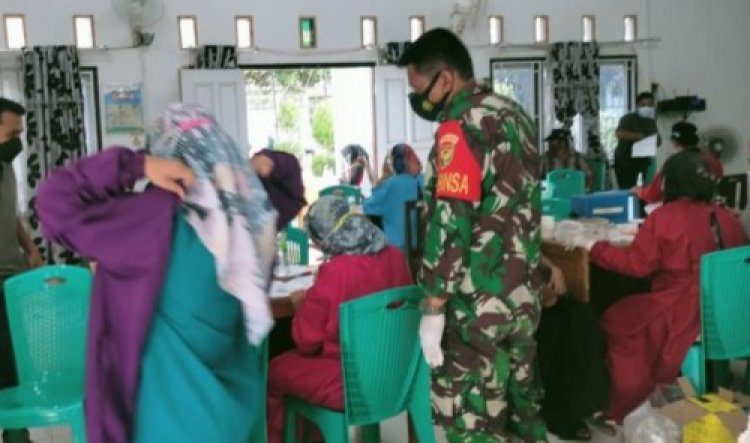 Tetap Bersinergi, Babinsa dan Nakes di Wirotho Agung, Tebo-Jambi Jemput Bola Vaksinasi