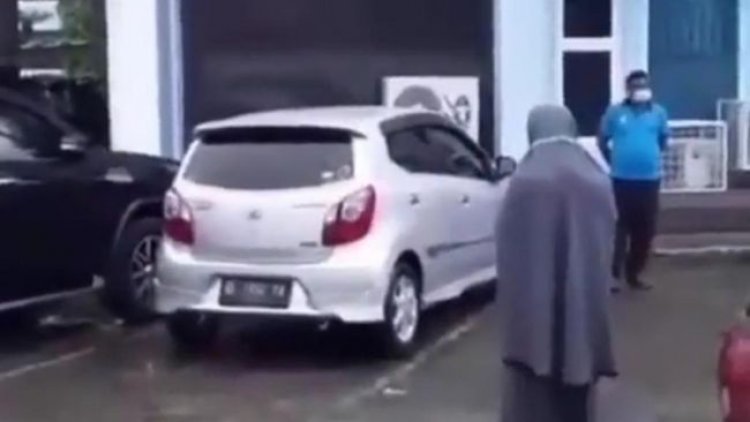 Viral! Emak-emak Sholat di Depan Gereja, Begini Kata Polisi