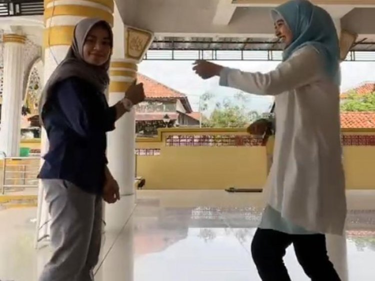 Viral! Dua Wanita Berjilbab Ini Bikin Konten Joget TikTok di Masjid Sampang Madura