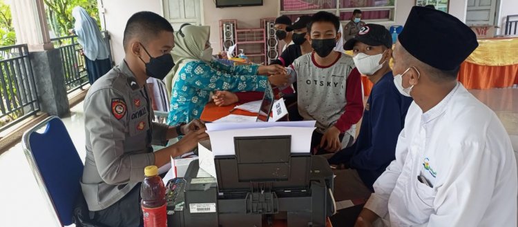Polsekta Pasar Bungo-Jambi Gelar Vaksinasi di Ponpes Diniyyah Al-Azhar, Ada 176 Orang Divaksin