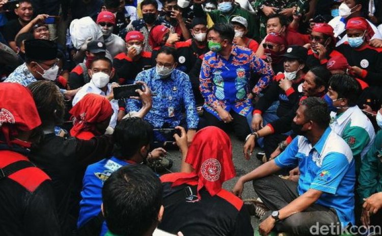 Terima Kasih Pak Anies Rela Lesehan, Meski Diteriaki Jangan Jadi Gubernur 'Bencong'