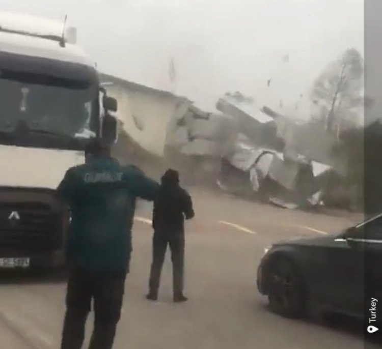 Badai Kuat Landa Istanbul Turki Diketahui Empat Orang Tewas, Berikut Foto Kondisinya