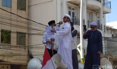 Massa Dengarkan Pesan Habib Rizieq Shihab: Bahwa Aksi 212 adalah Anugerah Allah SWT....