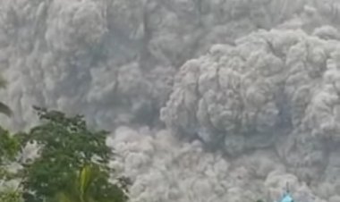 BREAKING NEWS: Gunung Semeru Meletus Muntahkan Abu Pekat, Warga Panik Selamatkan Diri