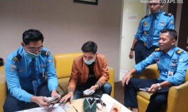 Jujur! Petugas Kebersihan Bandara Soetta Temukan Dompet Isi 95 Lembar Pecahan Dolar AS